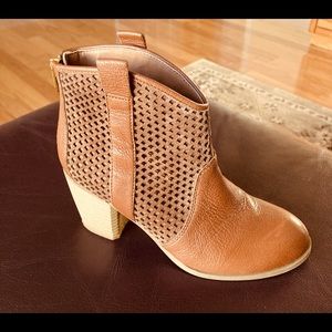 Womens shoes Size 6.5. Brand Fergies. Like New condition.